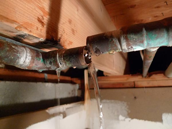 A crawl space where a pipe is not holding water inside